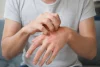 Main droite qui gratte : Causes, Significations & Croyances